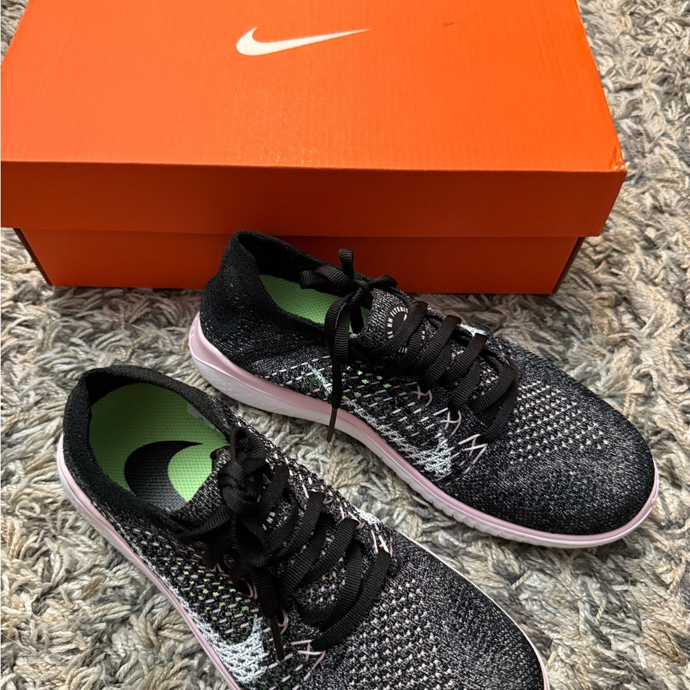 Nike Black and White Sneakers for Everyday Comfort